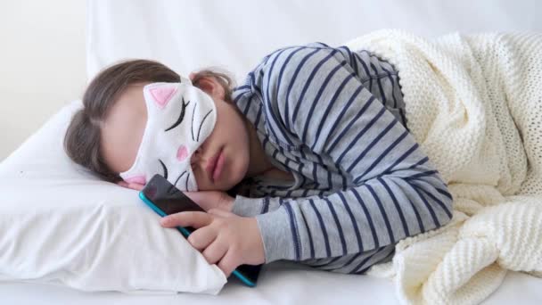 4K. Dormir bonito menina da escola elementar com máscara de olho — Vídeo de Stock