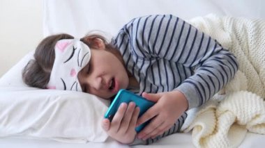 4 bin. Gözlerinde telefon maskesi olan tatlı ilkokul kızı uyandır.