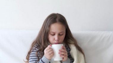 4 bin. Evinde grip olan sevimli bir ilkokul öğrencisi. Sıcak çay iç.