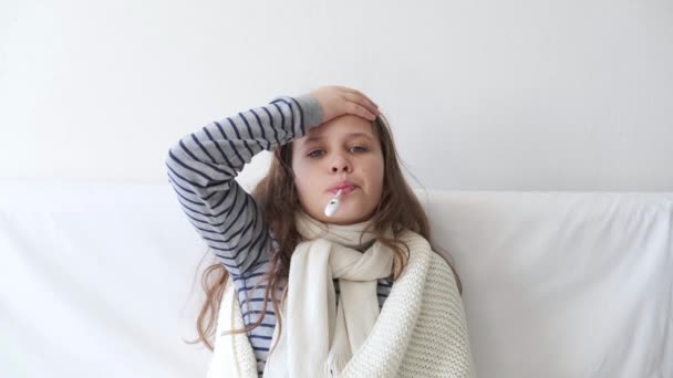 4k. Enfermo linda chica de la escuela primaria con gripe en casa. Termómetro — Vídeo de stock