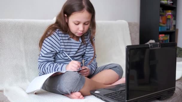 4k. Μικρή χαριτωμένο καυκάσιο κορίτσι μελέτη στο φορητό υπολογιστή — Αρχείο Βίντεο