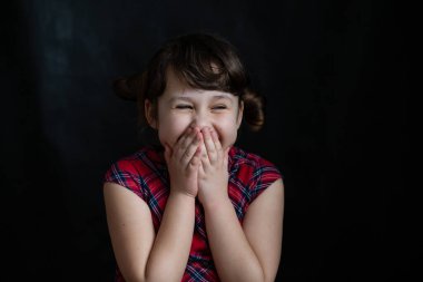 Okul elbisesi içinde mutlu küçük bir kız. Okula geri dön.