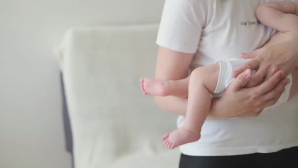 4k. Atractivo feliz madre rock pequeño bebé. Niña dormida. Familia feliz — Vídeos de Stock