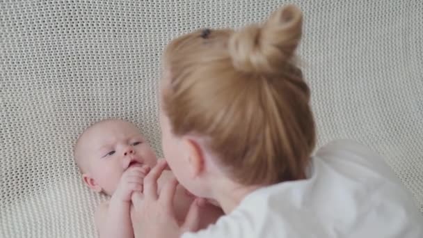 Attraktive glückliche Mutter spielen mit kleinen Jungen. Hände. Viel Spaß. Glückliche Familie — Stockvideo