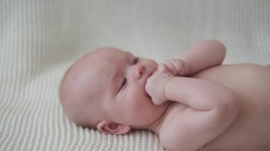 4 bin. Beyaz ekose üzerinde yatan sevimli, küçük bir oğlan çocuğu. Mutlu aile