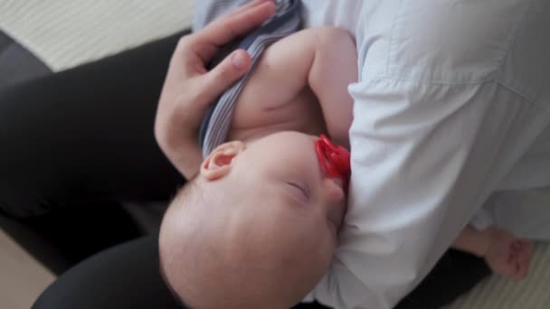 4k. Bonito menino bonito dormindo em mãos de mãe. Família feliz — Vídeo de Stock