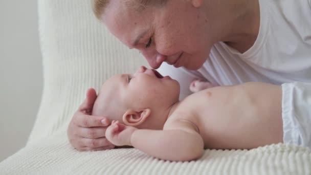 4k. Glada mödrar möter kyssas lek med små barn. Ansikte mot ansikte — Stockvideo