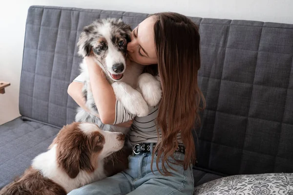 Feliz mujer beso azul merle australiano pastor cachorro —  Fotos de Stock