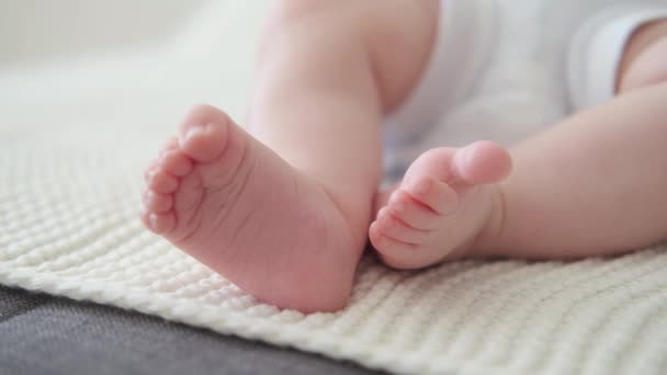 4k. Små pojkar små nakna fötter på vita rutiga. Nyfödd. Lycklig familj — Stockvideo