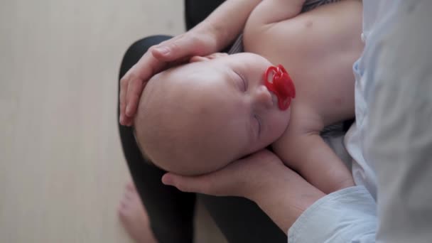 4k. Lindo niñito durmiendo en manos de madre con pezón. Familia feliz — Vídeos de Stock