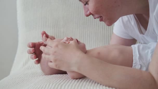 4k. Attraktiv glad mamma kyss prata med liten pojke. Lycklig familj — Stockvideo