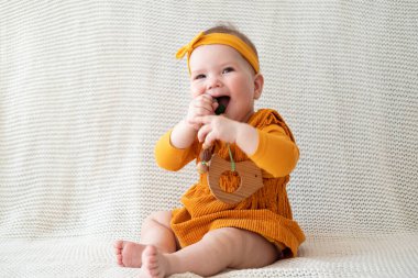 Küçük şirin kız diş çiğneyen boncuklar