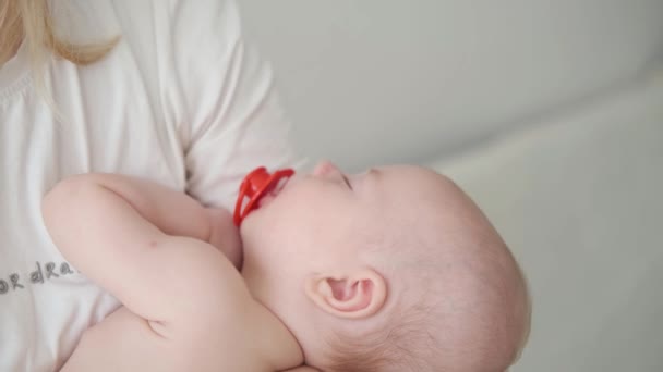 4k. Mamma rockig liten pojke. Sovande barn med bröstvårta. Lycklig familj — Stockvideo