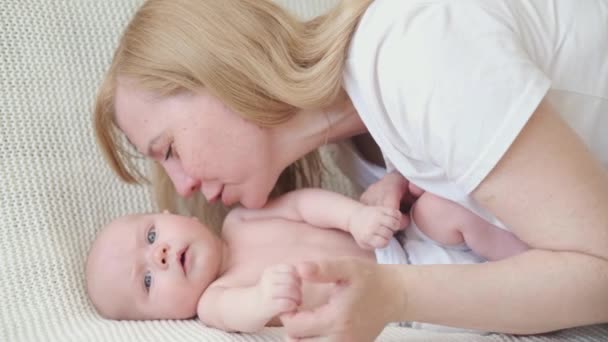 Atractiva madre feliz beso hablar con el niño pequeño. Familia feliz — Vídeos de Stock