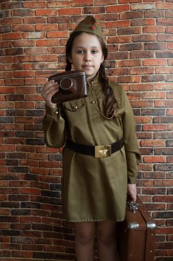 9 Mayıs 'taki Rusya kutlamasında askeri üniformalı küçük bir kız, Zafer Günü..