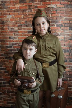 9 Mayıs 'ta Rusya' daki Zafer Günü kutlamalarında asker üniforması giyen küçük bir çocuk ve kız..