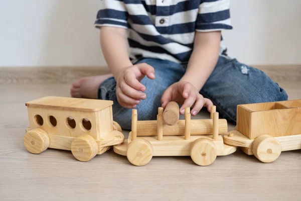 Kleine jongens handen spelen met houten trein — Stockfoto