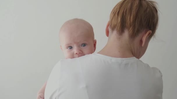 4k. Blond mamma håller i en liten pojke. Lycklig familj — Stockvideo
