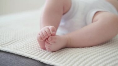 4 bin. Küçük erkek bebekler beyaz ekose üzerinde küçük çıplak ayaklar. Yeni doğmuş. Mutlu aile