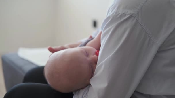 4k. Lindo niño bonito durmiendo en manos de la madre. Familia feliz — Vídeos de Stock