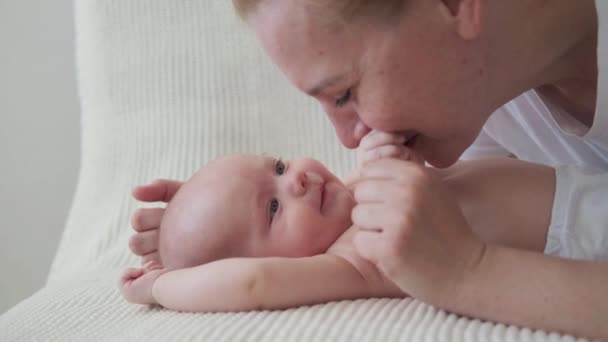 4k. Atractiva madre feliz beso hablar con el niño pequeño. Familia feliz — Vídeos de Stock