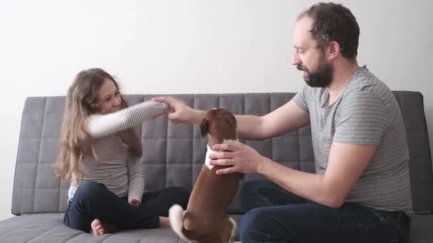 4k. petite fille caucasienne jouer pierre-papier-ciseaux avec père sur le canapé — Video