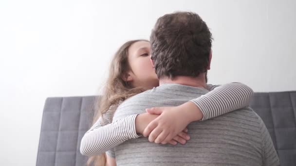 4k. piccolo caucasico ragazza abbraccio bacio padre — Video Stock
