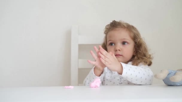 4k. Menina pequena feliz sculpt da plasticina — Vídeo de Stock