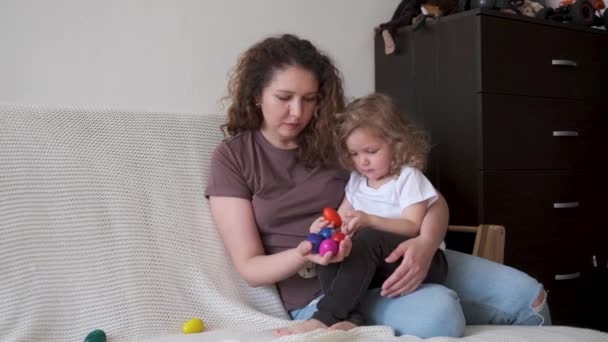 4k. Funny petite fille mignonne avec mère jouer avec des œufs. Pâques — Video