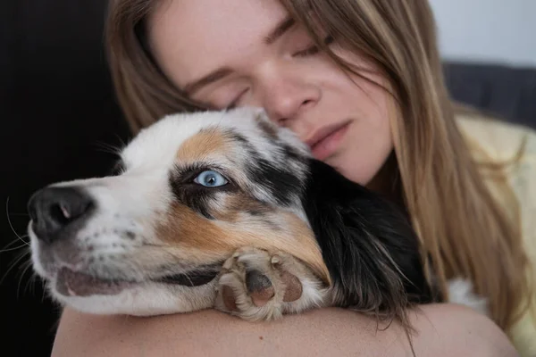 Atrakcyjne kobieta przytulić obejmować niebieski merle Owczarek australijski pies — Zdjęcie stockowe