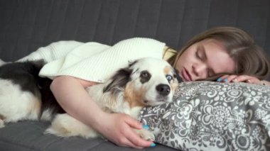  Kadın, mavi merle Avustralya çoban köpeğiyle yatıyor. 