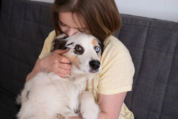 Atractivo abrazo mujer abrazo azul merle perro pastor australiano —  Fotos de Stock