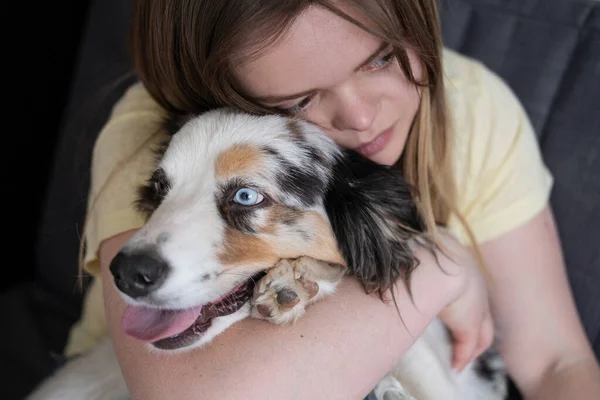 Aantrekkelijke vrouw knuffel omarmen blauwe merle Australische herder hond — Stockfoto