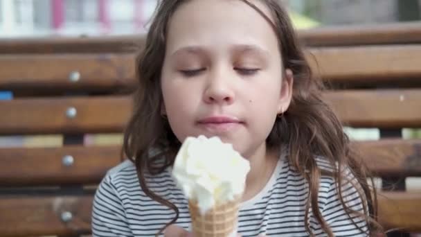 4k. Bonito caucasiano menina comer sorvete cone no parque — Vídeo de Stock