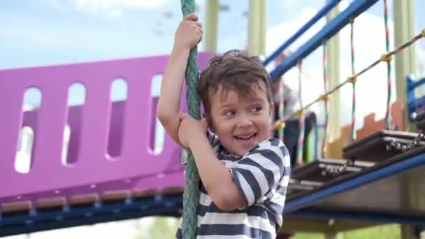 4k. Sød kaukasisk lille glad dreng på legeplads – Stock-video