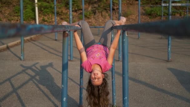 Söt kaukasisk liten lycklig flicka på lekplatsen — Stockvideo