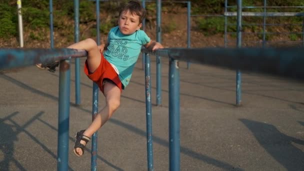 Bonito caucasiano menino feliz no parque infantil — Vídeo de Stock
