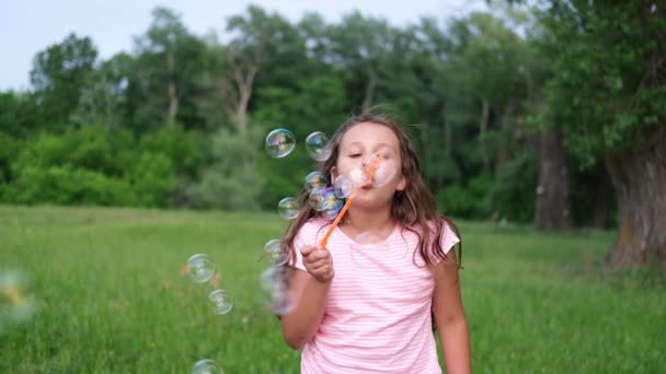 Söt liten flicka lek, blåsa bubblor utomhus — Stockvideo