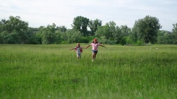 Dos niños con casco disfrutan de la libertad. Feliz verano.. — Vídeo de stock