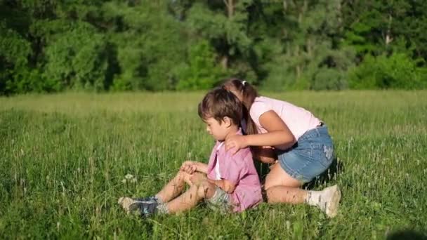 Erkek ve kız kardeş dışarıda birlikte oynuyorlar. — Stok video