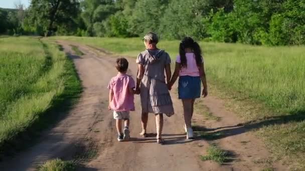 Isoäiti ja kaksi lasta lähtevät tien päälle.. — kuvapankkivideo