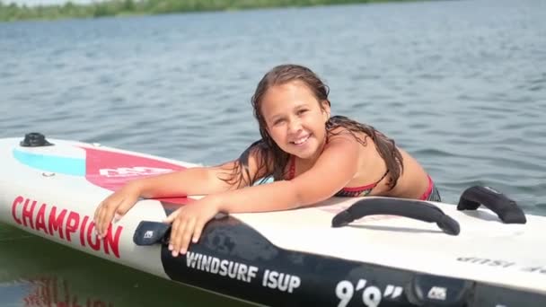 Ufa, Rússia, Junho, 13, 2021, menina feliz aprender a montar no surf — Vídeo de Stock