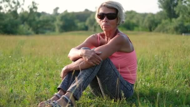 Femme âgée active terminer l'entraînement de remise en forme dans le parc — Video