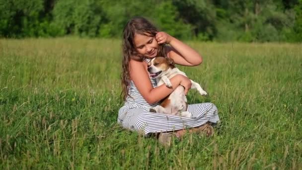 Mignon petit caucasien fille animal de compagnie leur chien de plein air — Video