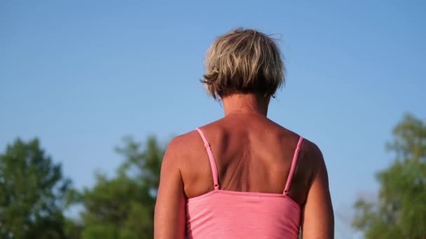 Aktywnych seniorów kobieta rozpocząć trening fitness, zrelaksować się w parku — Wideo stockowe