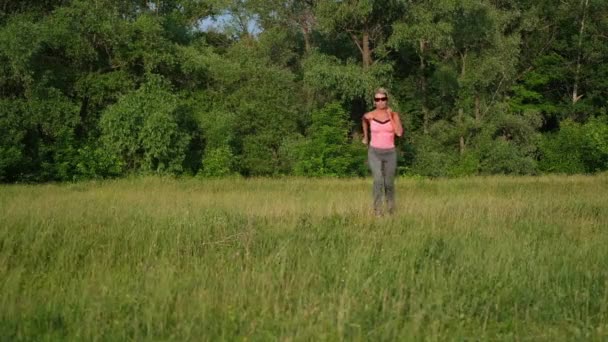 Активна літня жінка починає фітнес тренування, бігає в парку — стокове відео