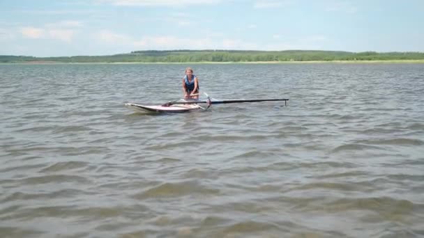 Ufa, Rússia, Junho, 13, 2021, jaqueta de vida de mulher sênior com windsurf — Vídeo de Stock