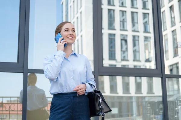 Lycklig säker affärskvinna talar i telefon stå i staden — Stockfoto