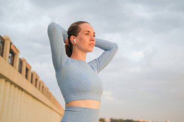 Genç fitness kadını şehirde koşmayı bitirdi.