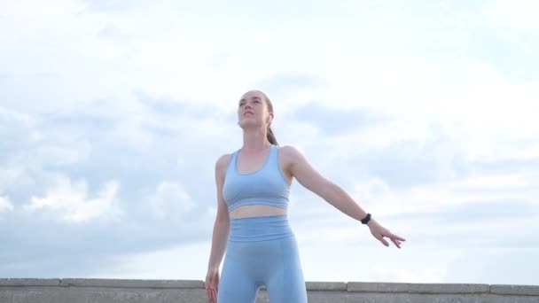 Joven mujer fitness feliz hacer ejercicio al aire libre en la ciudad — Vídeo de stock